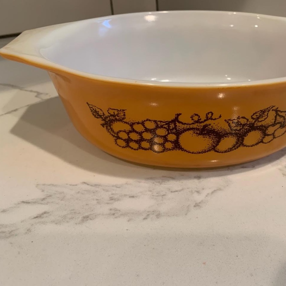 Vintage Pyrex, Old Orchard design, style 043 it's 1- 1/2 qt Casserole Dish, EUC